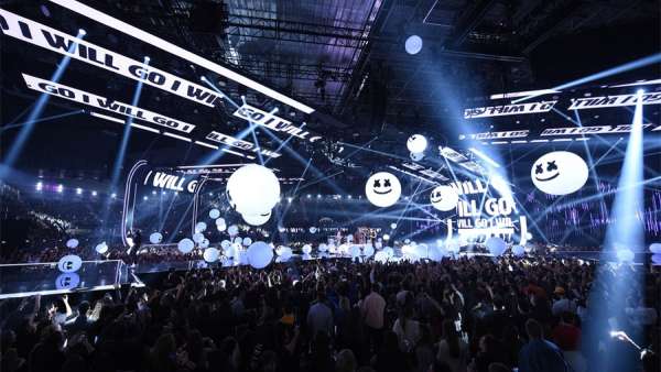 基于頒獎典禮活動的舞美設(shè)計，讓演出更像藝術(shù)作品般栩栩如生