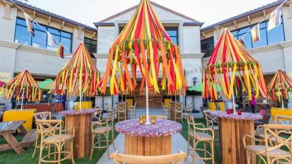 啤酒節(jié)派對(duì)活動(dòng)用這種露臺(tái)式的更合適，七彩的顏色更搶眼