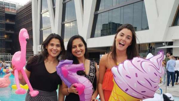 夏日泳池派對活動上有這些充氣裝飾品，玩得更盡興點吶