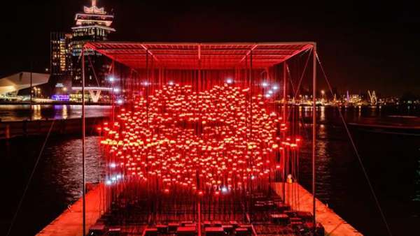 燈光藝術展覽活動策劃的“有用主張”作品本體居然是1000多顆紅色警示燈