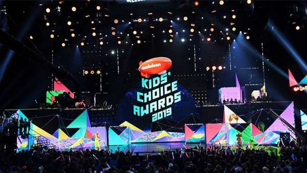 頒獎(jiǎng)典禮活動(dòng)策劃成一個(gè)“玩?！钡奈枧_，不間斷的視覺效果讓人狂熱