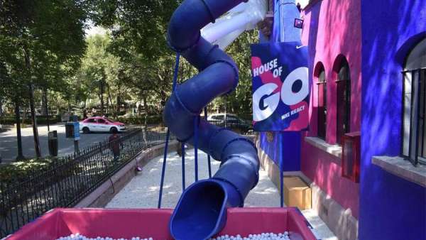 體驗(yàn)式發(fā)布會(huì)活動(dòng)策劃了一條旋轉(zhuǎn)滑梯，瞬間童年感爆棚