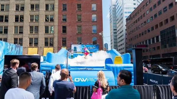 用戶外沖浪池互動(dòng)突顯路演活動(dòng)產(chǎn)品防水性能，策劃點(diǎn)夠贊