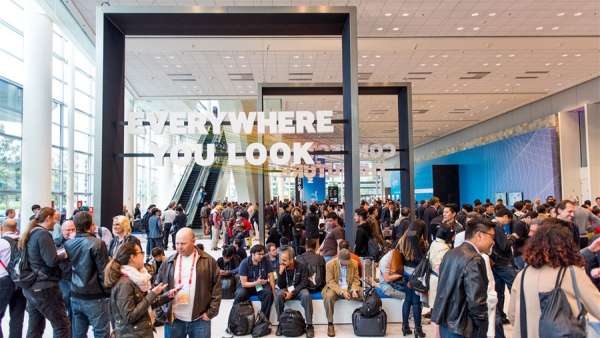 沉浸式環(huán)境的行業(yè)峰會(huì)活動(dòng)策劃點(diǎn)燃了現(xiàn)場(chǎng)，放眼未來瞬間燃爆