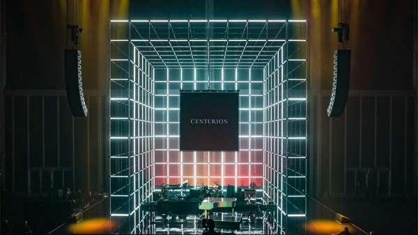 VIP派對活動搭建的這個聲控反應(yīng)燈管結(jié)構(gòu)舞臺賦予了生命與呼吸