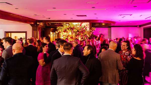 VIP假日派對活動現(xiàn)場的花卉和絲綢增色了活動現(xiàn)場，餐飲也刷新了眼球