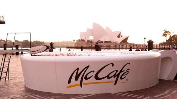 麥當(dāng)勞搞這么大一杯咖啡快閃體驗(yàn)活動(dòng)，旨在為24個(gè)地區(qū)帶去24份歡樂禮物