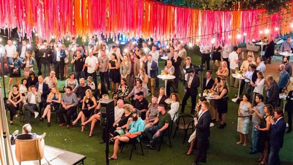 彩虹色絲帶裝飾的VIP派對活動車手云集，豪車美酒佳肴缺一不可