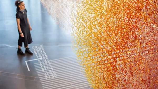 時間碎片主題展覽活動，120個時間碎片展示了過去現(xiàn)在和未來的多彩