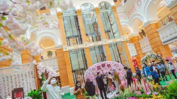 花朝節(jié)主題快閃展覽活動散發(fā)著春日的氣息，粉色盛宴仙氣十足