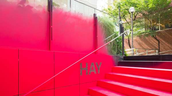 工業(yè)風(fēng)快閃店展覽活動的這一抹粉紅色打開了地下室的另一個世界