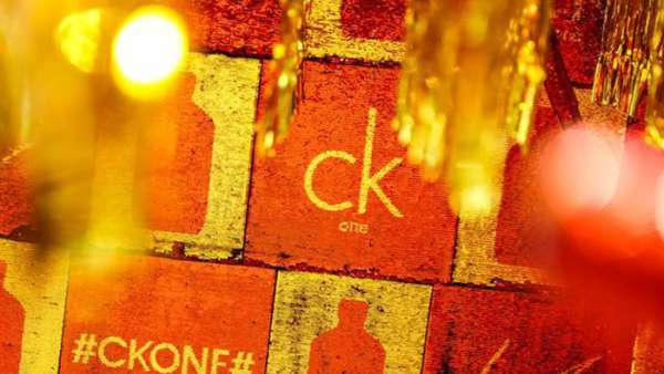 幸運紅快閃店展覽活動霓虹躍動，工業(yè)感雙層集裝箱酷炫襲來