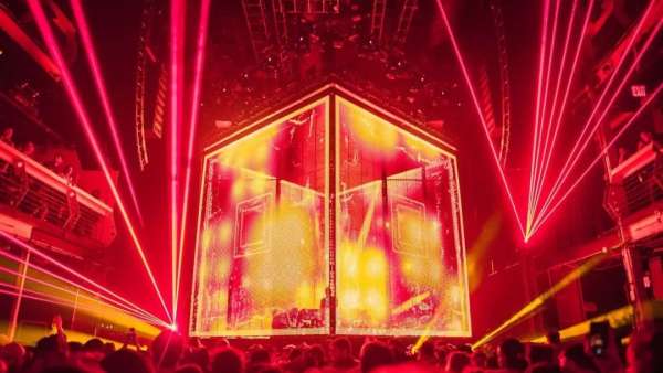音樂節(jié)活動上的舞臺制作重新定義了音樂會的互動體驗，真夠震撼的