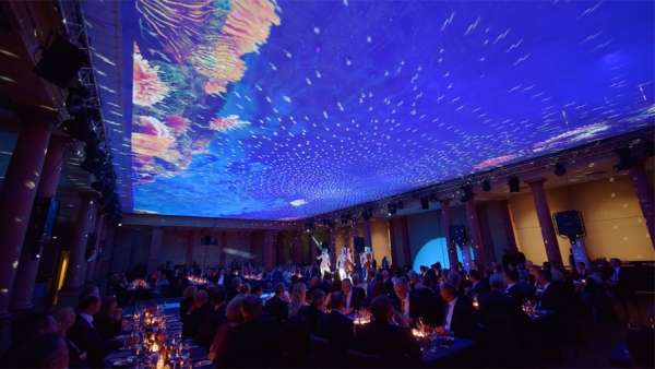 把活動主題信息通過投影方式表達出來的行業(yè)活動策劃印象更深刻