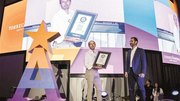 只用一條紅地毯就把開業(yè)慶典活動(dòng)中的臨時(shí)演員變成了真正的明星