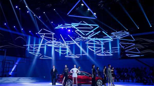 當(dāng)汽車發(fā)布會(huì)活動(dòng)與時(shí)裝秀同臺表演時(shí)，這是怎樣一番奢華與優(yōu)雅的別樣景觀