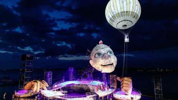 音樂節(jié)活動現場的舞美用小丑頭顱作為主角，策劃創(chuàng)意點夠絕