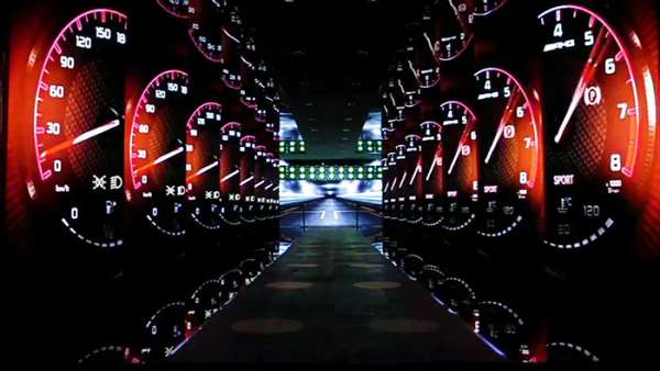 LED組成的縱深走廊炫酷了一場汽車發(fā)布會活動，轟鳴聲震撼全場