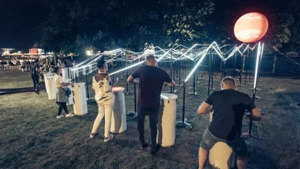 燈光藝術(shù)展覽互動(dòng)活動(dòng)的LED互動(dòng)裝置帶動(dòng)了全新的群體性解壓方式