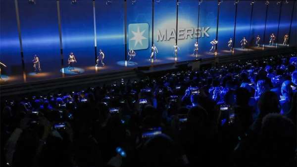 52米長的投影映射背景舞臺(tái)震撼了這場行業(yè)會(huì)議活動(dòng)