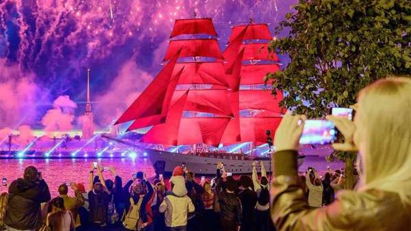 俄羅斯“紅帆節(jié)”慶典活動(dòng)太亮眼了，冬宮廣場(chǎng)秒變真正的“造船場(chǎng)”
