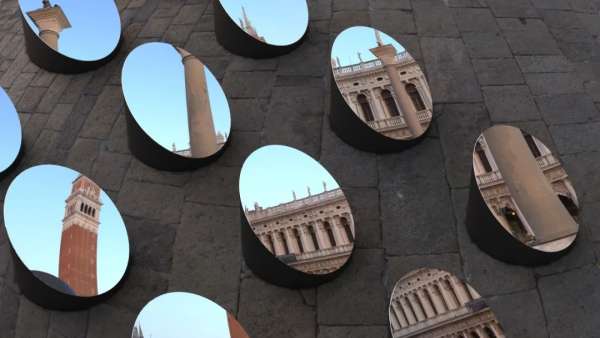 一組沉浸式動態(tài)藝術(shù)展覽活動裝置用嶄新的角度再次體驗(yàn)了公共空間的美