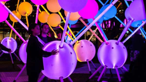 五顏六色的光激活了這場(chǎng)沉浸交互式燈光藝術(shù)展覽活動(dòng)裝置，真美！