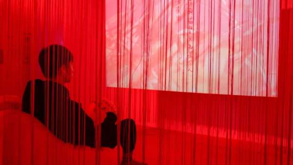 東方美學(xué)元素的霓虹廟宇，一場藝術(shù)展覽活動引你感受、直面和理解欲望