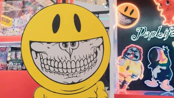 潮玩快閃店展覽活動(dòng)嘻哈涂鴉感的裝修，營(yíng)造了一場(chǎng)別致的手辦展覽會(huì)