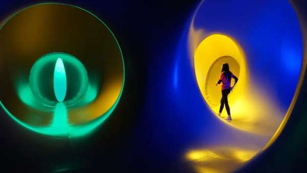 沉浸式展覽活動的這些藝術(shù)裝置創(chuàng)意無限，探索著奧秘之所在