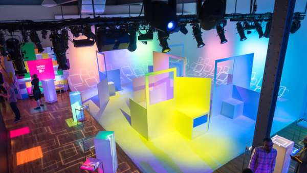 相機(jī)發(fā)布會活動策劃的鏡子迷宮更直截了當(dāng)?shù)伢w現(xiàn)了產(chǎn)品功能