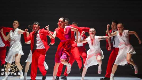 現(xiàn)場直擊國際時尚年度盛典活動，欣賞5大篇章走秀感受視聽震撼