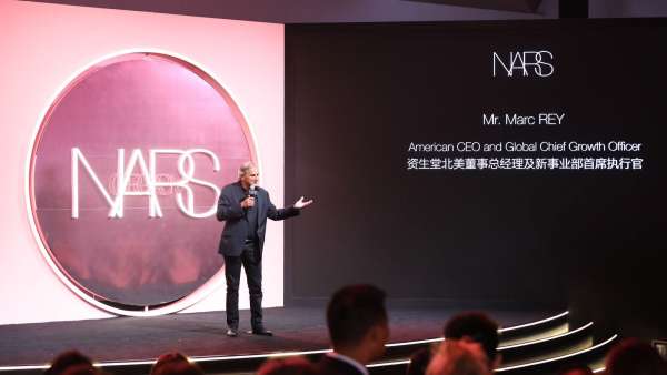 美妝品牌年度盛典活動(dòng)暨發(fā)布會(huì)活動(dòng)同步舉行，綻放了性感迷人光彩