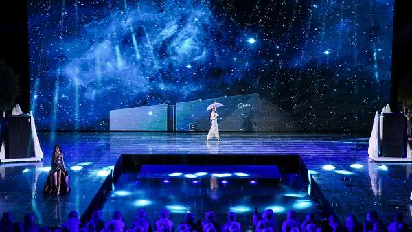 美的發(fā)布會活動策劃的泳池小舞臺營造出現(xiàn)實版的“海上鋼琴師”既視感