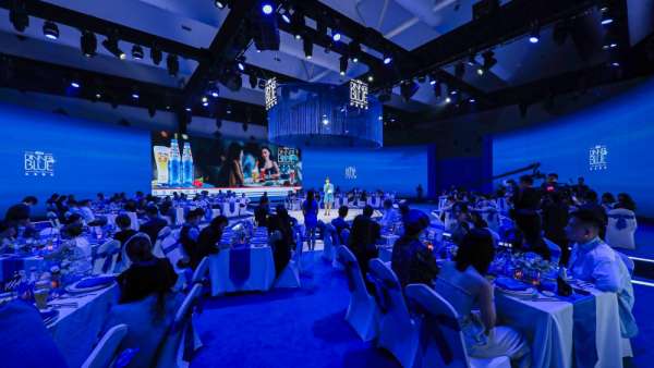 法藍派對晚宴活動準備了一場“精致晚餐”，沉浸式體驗更精致優(yōu)雅