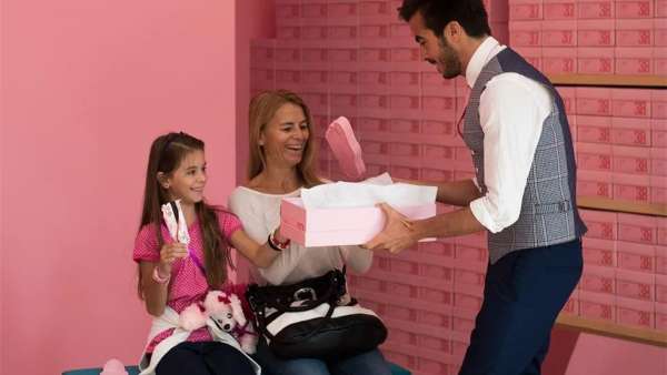 雪糕快閃店活動竟是以虛擬鞋店的形式喚醒已是40多歲的消費者