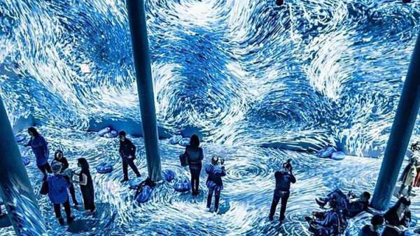 燈光藝術(shù)展覽活動把經(jīng)典藍(lán)演繹得更讓人安心、平靜和自信