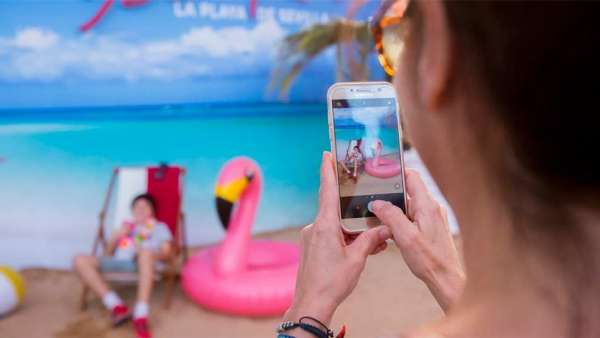 夏日快閃店?duì)I銷活動(dòng)海灘風(fēng)很足，一起去沙灘上喝一杯吧