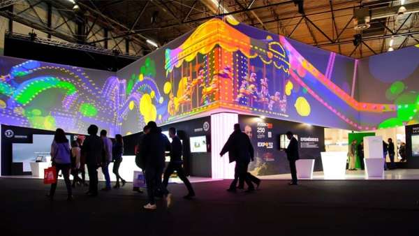 旅游會(huì)展活動(dòng)上映的這場燈光和色彩的多媒體秀，令人心曠神怡留連忘返