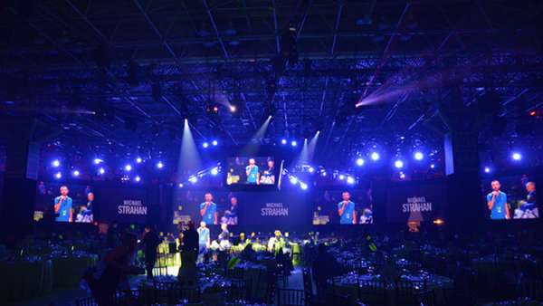 年度慈善派對活動被策劃設(shè)計成一個活潑生動的紐約城市公園