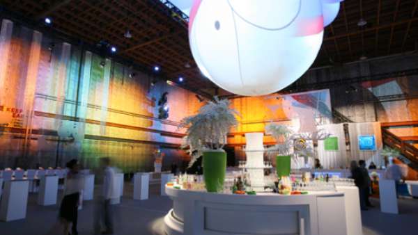 動畫劇集的十周年慶典活動現(xiàn)場風(fēng)趣幽默，剪紙技術(shù)也被應(yīng)用在活動裝飾上