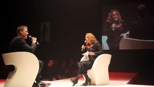 獵頭公司的行業(yè)會(huì)議活動(dòng)其實(shí)并不嚴(yán)肅刻板，七彩燈光更活躍