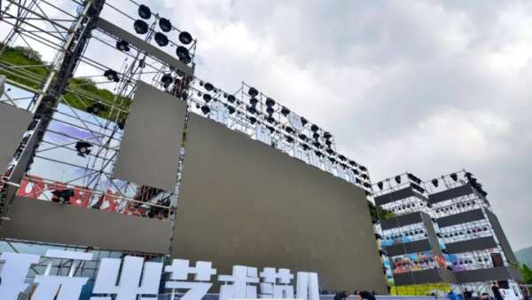 這場(chǎng)主題音樂(lè)節(jié)活動(dòng)本土特色夠足，啥也別想放縱嗨吧