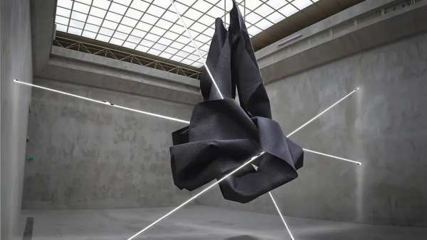 來自自然風(fēng)貌的這組藝術(shù)展覽活動，都把物質(zhì)凝聚成了光