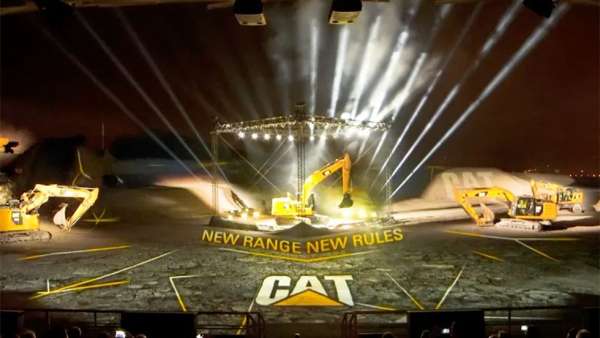 挖掘機產(chǎn)品發(fā)布會活動就是怎么霸氣怎么來，戶外沙箱嘆為觀止