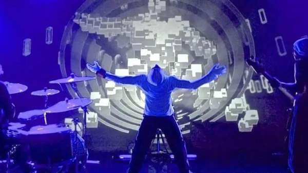 用動作就能操縱視覺的演出活動未來氣息滿滿，身臨其境的視覺效果很大膽