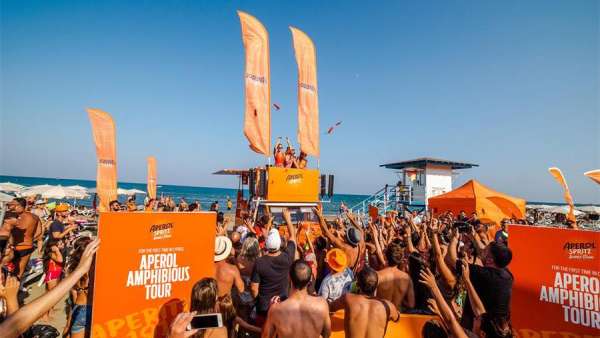 意大利這個創(chuàng)意快閃展覽活動形式以一輛水陸兩棲車的變身拉開序幕