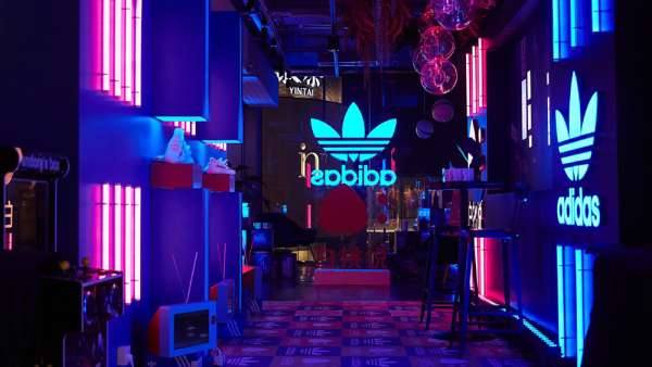 跨界合作主題展覽活動(dòng)碰撞出一股夢(mèng)幻蒸汽波，立體縱深感隨手都是大片