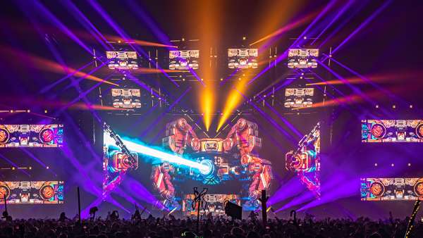 塔科馬巨蛋里的這場盛典活動驚艷了視覺，舞美設(shè)計更是杠杠的