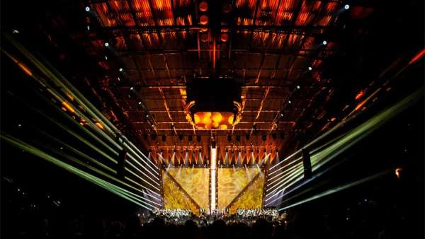 周年慶典活動策劃的這個開幕活動融合了不同領域的700名藝術家，燃爆現(xiàn)場